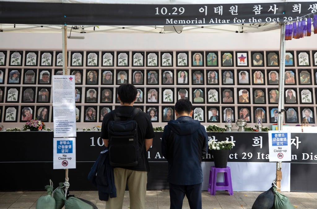People pay tribute to the victims of the Itaewon Halloween stampede at the memorial altar outside Seoul City Hall. Photo: EPA-EFE