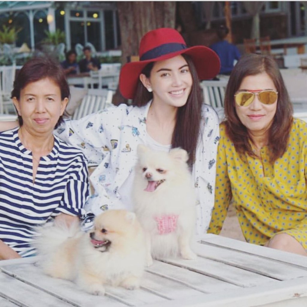 Actress-model Davika Hoorne (centre) pictured with her mother and aunt, who raised her when she was a kid. Photo: @nampraw/Instagram Actress-model Davika Hoorne (centre) pictured with her mother and aunt, who raised her when she was a kid. Photo: @nampraw/Instagram