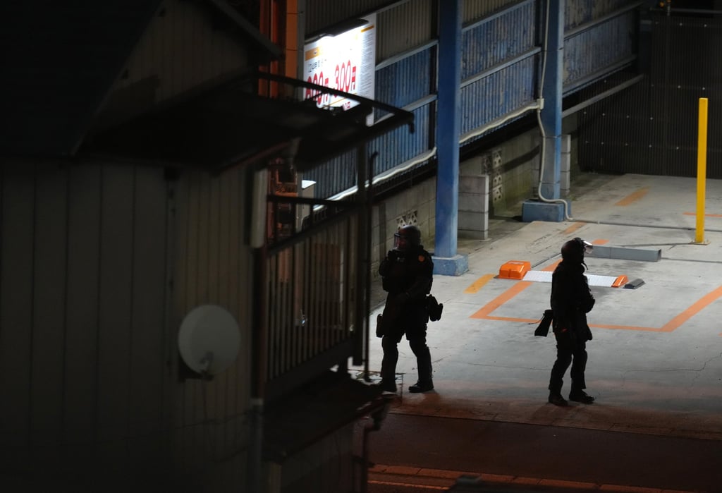 Police stand near Warabi post office, a few miles from Tokyo, where a suspected gunman barricaded himself in on Tuesday. Photo: EPA-EFE