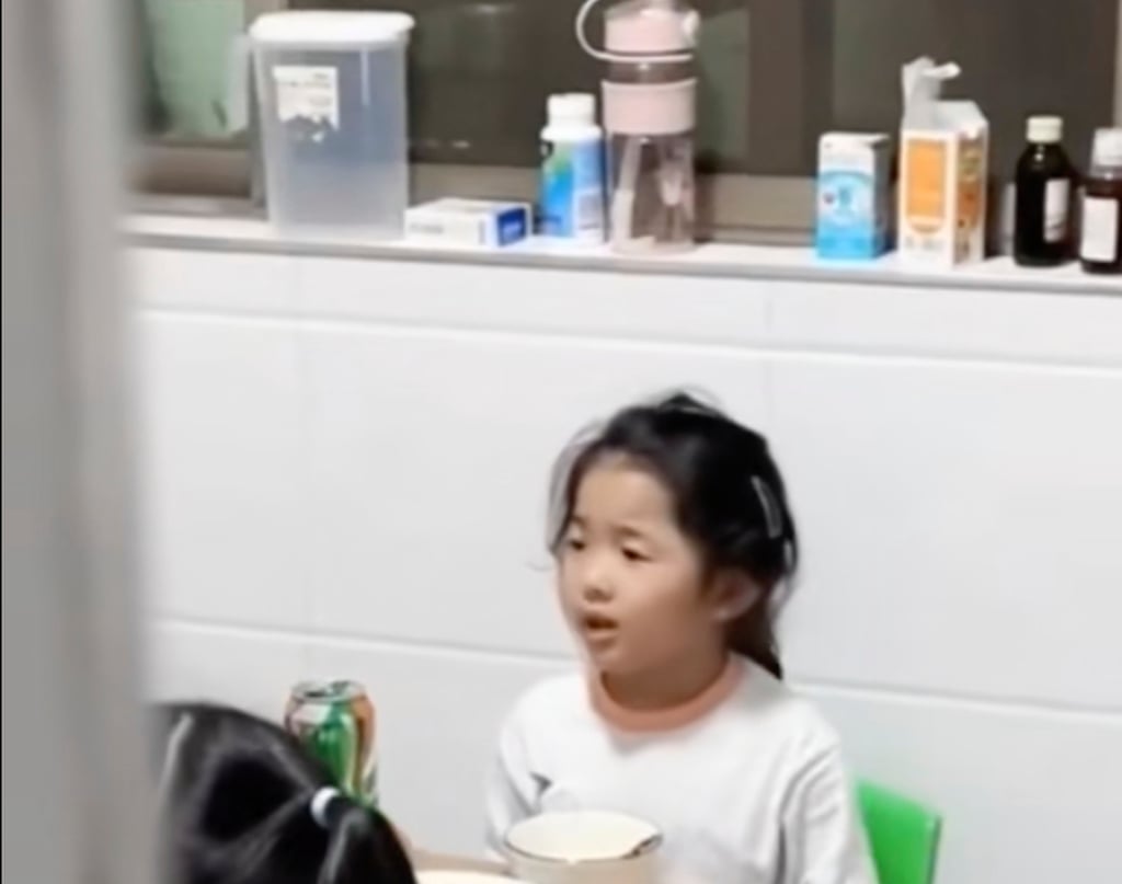 The little girl showed bravery and maturity when she spoke up at the dinner. Photo: Douyin