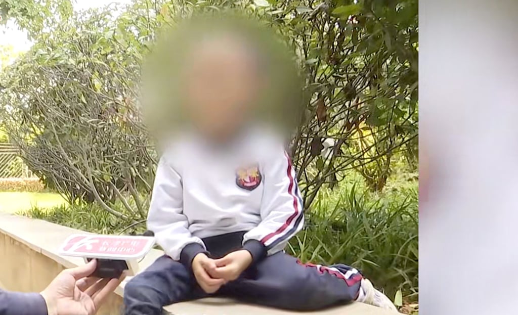 The little girl said her father took a break from running to bring her breakfast and let her use his mobile phone while she was locked in the car. Photo: Baidu