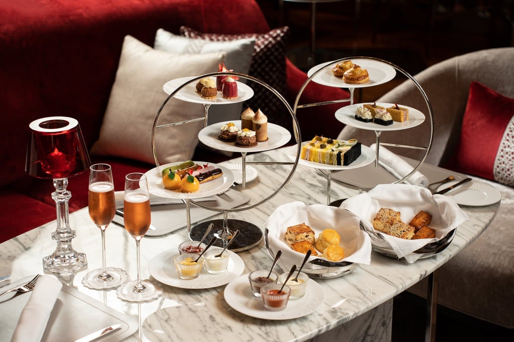 Don’t miss the renowned Raffles afternoon tea, featuring treats by award-winning pastry chef Lok Hin Yam. With experience from top hotels worldwide, he knows how to create unforgettable culinary experiences.