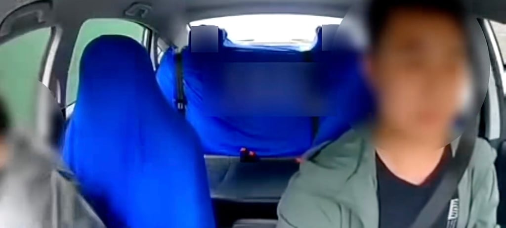 After a prolonged argument over the fare, the woman opens the door and jumps out of the moving vehicle. Photo: Baidu