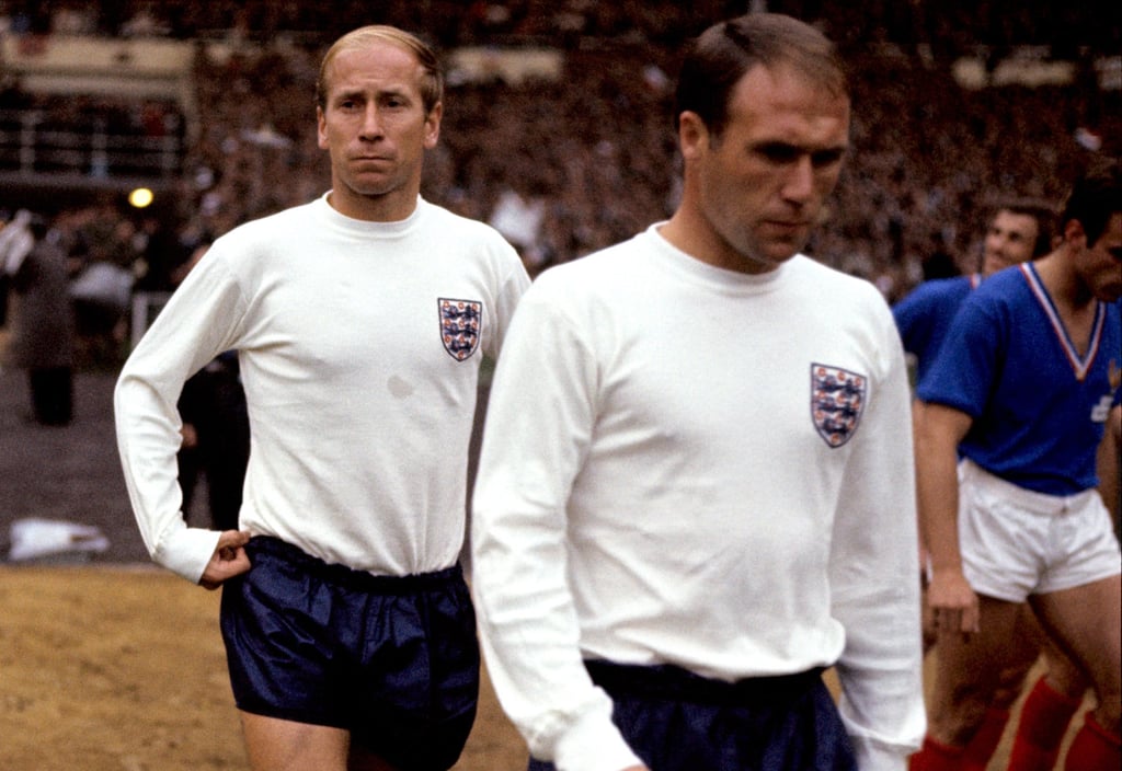 Bobby Charlton (L) and Ray Wilson during the 1966 World Cup. Photo: via dpa