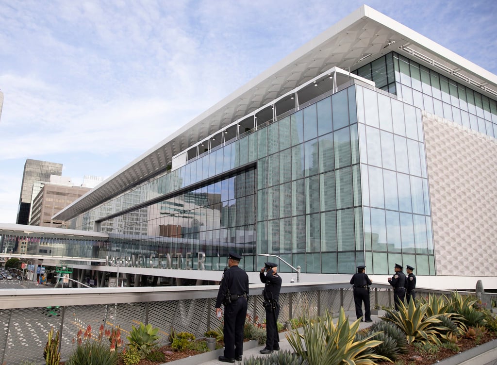 Police outside the Apec Summit venue. Photo: Xinhua Police outside the Apec Summit venue. Photo: Xinhua