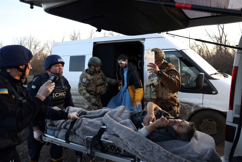 Police hand over a wounded man to medical staff on a road outside Avdiivka, Donetsk region, Ukraine on Monday. Photo: AFP Police hand over a wounded man to medical staff on a road outside Avdiivka, Donetsk region, Ukraine on Monday. Photo: AFP