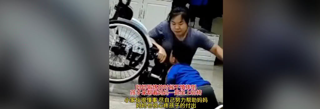 The little boy uses all his strength as he struggles to lift his mother back into her wheelchair. Photo: Douyin