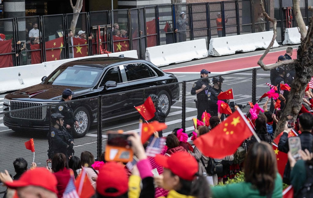 Supporters cheer as the motorcade of China’s President Xi Jinping passes as he arrives to his hotel near the Asia-Pacific Economic Cooperation summit headquarters on November 14. Photo: AFP Supporters cheer as the motorcade of China’s President Xi Jinping passes as he arrives to his hotel near the Asia-Pacific Economic Cooperation summit headquarters on November 14. Photo: AFP