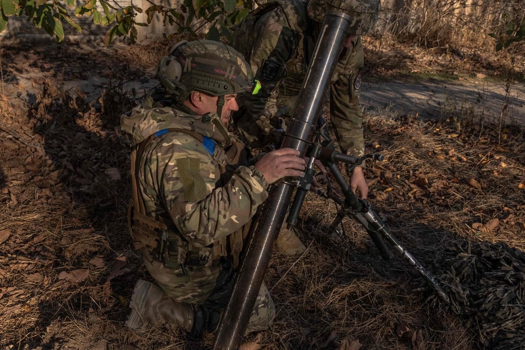 Ukrainian servicemen prepare to fire a mortar over the Dnipro river toward Russian positions on November 6. Photo: AFP