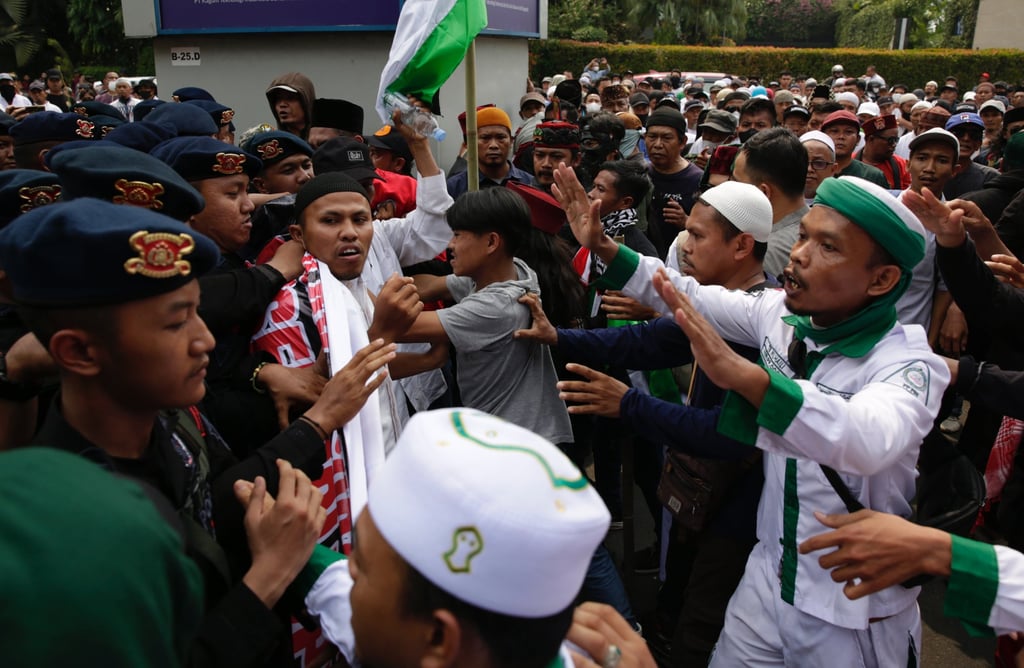 Indonesian policemen try to disperse conservative Muslim activists protesting against LGBTQ support near a stadium where Coldplay performed in Jakarta. Photo: EPA-EFE Indonesian policemen try to disperse conservative Muslim activists protesting against LGBTQ support near a stadium where Coldplay performed in Jakarta. Photo: EPA-EFE