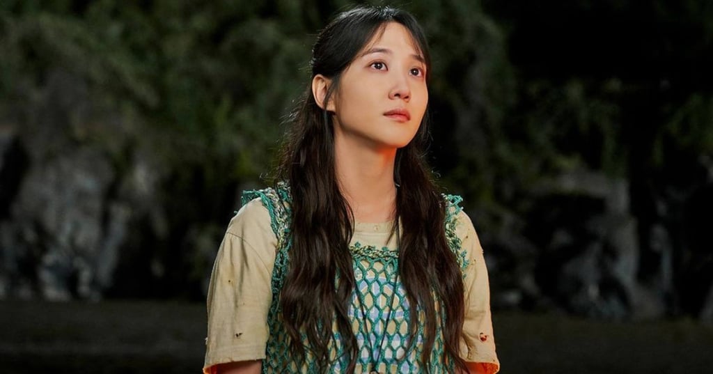 Park Eun-bin as Seo Mok-ha in a still from “Castaway Diva”.