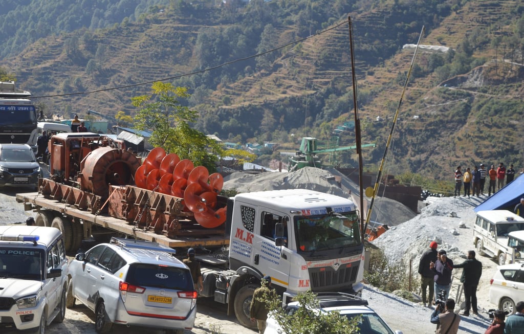 A new machine believed to be meant for a rescue operation arrives at the tunnel. Photo: EPA-EFE A new machine believed to be meant for a rescue operation arrives at the tunnel. Photo: EPA-EFE