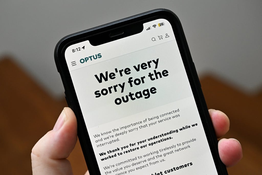 An apology message to customers from the Optus website is displayed on a phone in Sydney on November 14. The 12-hour network blackout hit more than 10 million Australians. Photo: EPA-EFE