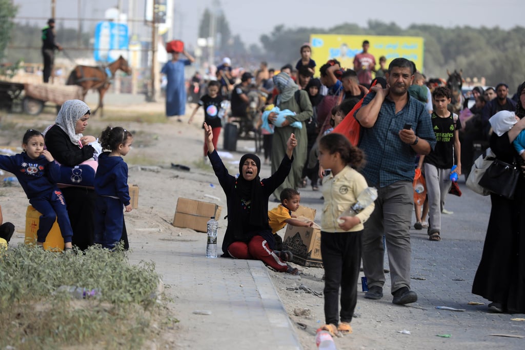 Palestinian people are seen heading south from Gaza City on November 10. Photo: Xinhua