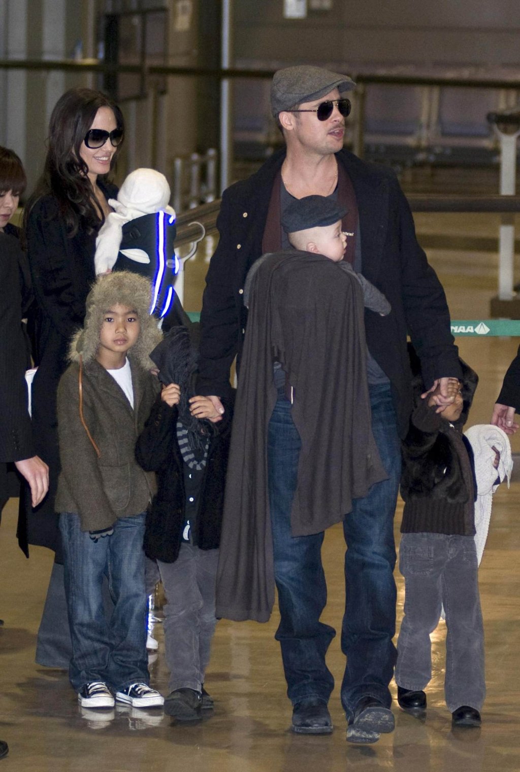 US actor Brad Pitt with his son Knox (in arms), daughter Zahara (right) and son Pax (left) in Tokyo in 2009. Photo: EPA US actor Brad Pitt with his son Knox (in arms), daughter Zahara (right) and son Pax (left) in Tokyo in 2009. Photo: EPA