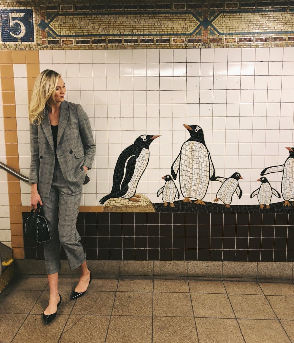 Karlie Kloss is a model commuter on the New York subway. Photo: @karliekloss/Twitter Karlie Kloss is a model commuter on the New York subway. Photo: @karliekloss/Twitter
