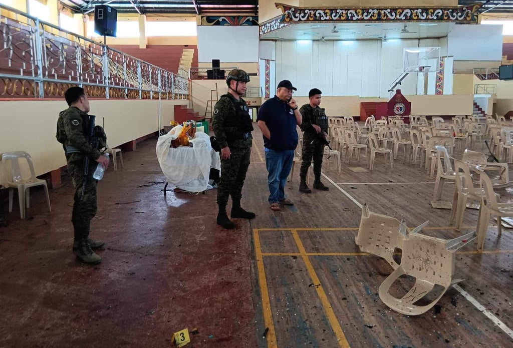 Lanao del Sur Governor Mamintal Adiong Jnr speaks with authorities as he checks the Dimaporo Gymnasium of Mindanao State University, where an explosion took place during Catholic Mass on Sunday morning. Photo: Facebook
