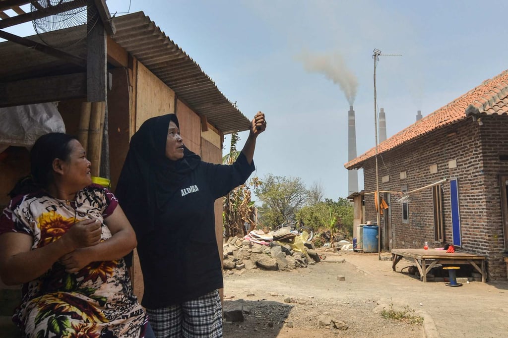 Women discuss the air pollution near the Suralaya coal-fired power plant in Cilegon, Indonesia’s Banten province. Photo: AFP Women discuss the air pollution near the Suralaya coal-fired power plant in Cilegon, Indonesia’s Banten province. Photo: AFP