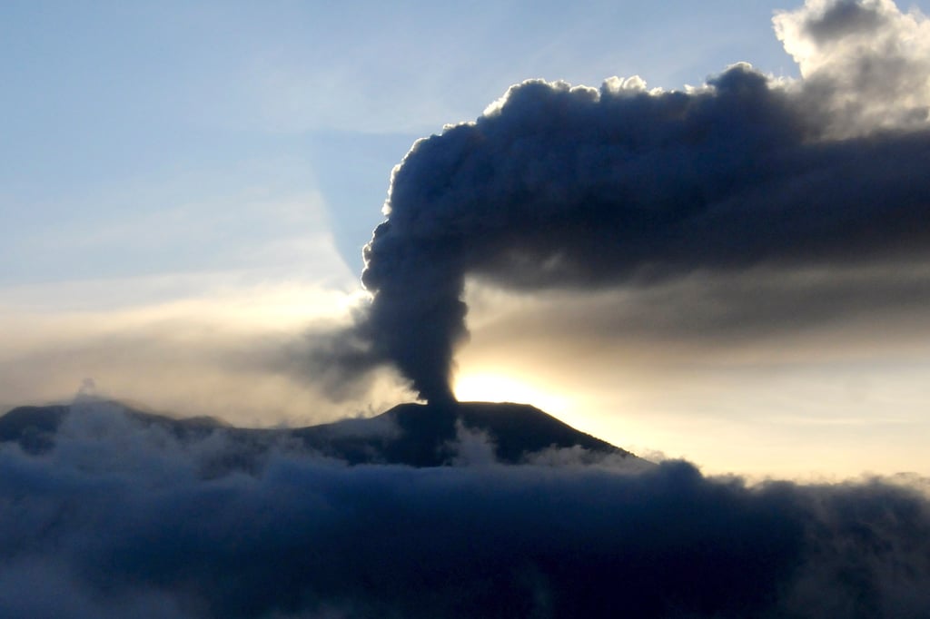 Mount Marapi spews volcanic ash from its crater in Agam, West Sumatra on Tuesday. Photo: AP Mount Marapi spews volcanic ash from its crater in Agam, West Sumatra on Tuesday. Photo: AP