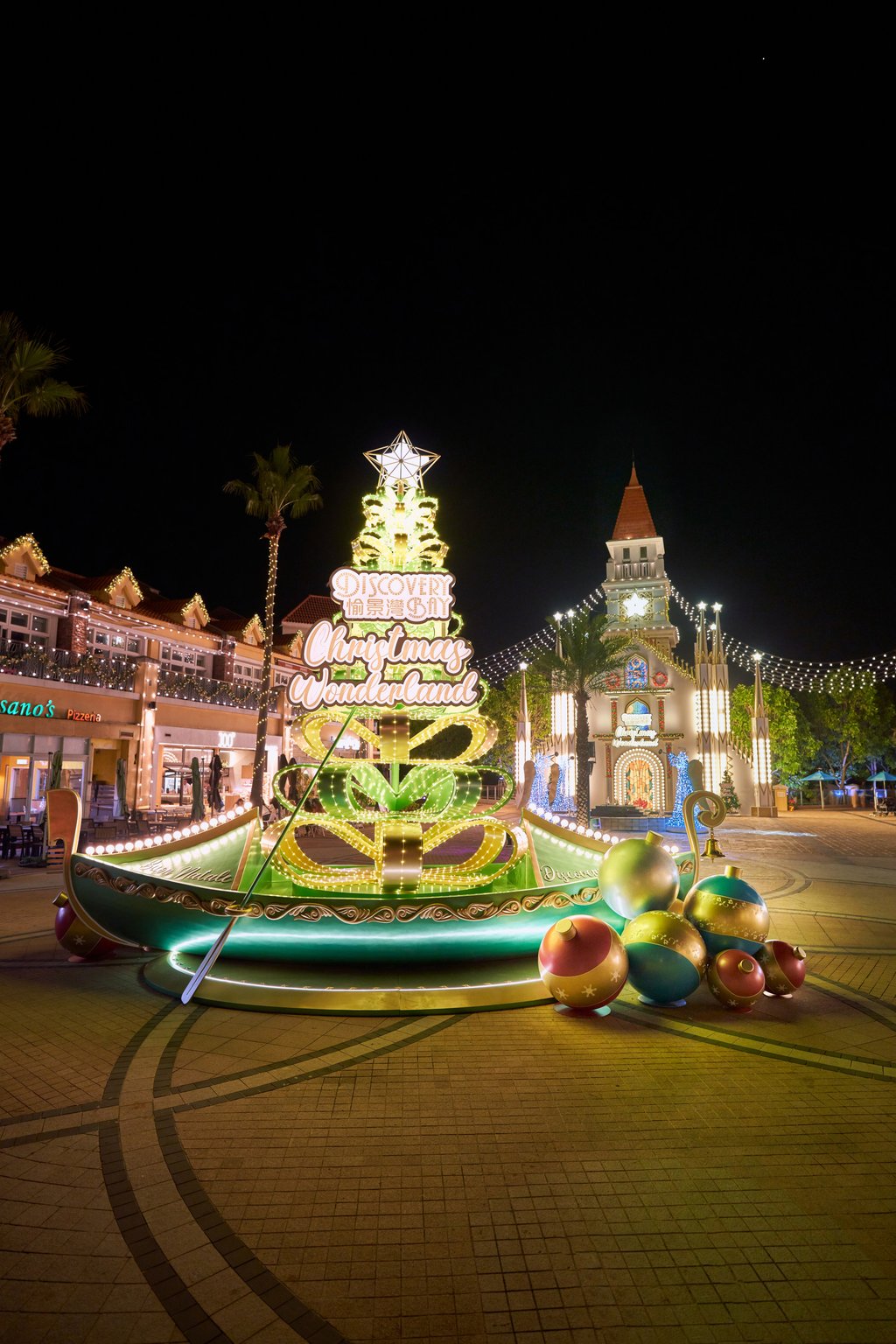 At Discovery Bay’s festive North Plaza, a giant Christmas tree stands at six metres tall, while – keeping with the Italian theme – its eight-metre-long base is in the shape of a gondola At Discovery Bay’s festive North Plaza, a giant Christmas tree stands at six metres tall, while – keeping with the Italian theme – its eight-metre-long base is in the shape of a gondola