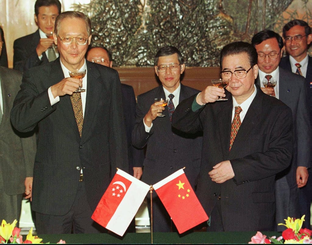 Former Singapore prime minister Goh Chok Tong (left) and Chinese Premier Li Peng toast each other during an event in Beijing in April 1997. File photo: AP