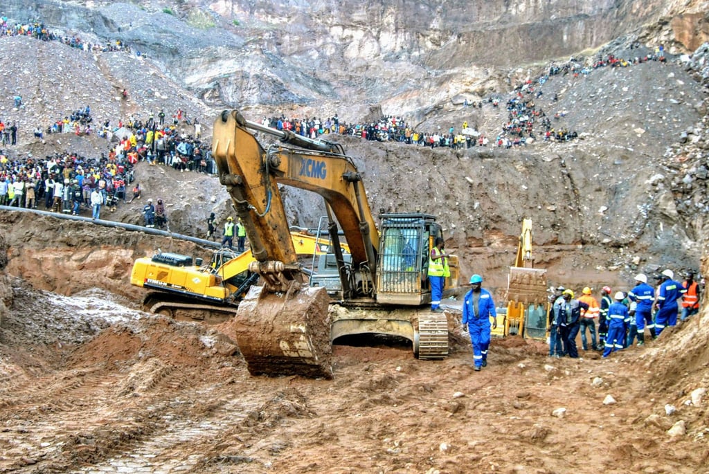 Excavators and people surround the scene of the miners rescue operation in Zambia. Photo: AP