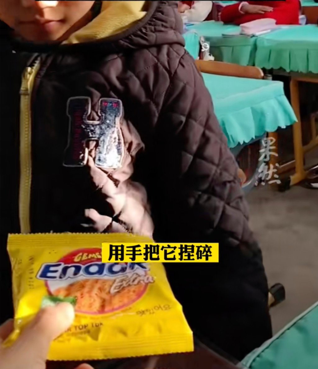 The inventive teacher used the physical metaphor of how easy it is to crush a packet of dried crispy instant noodles to depict weakness. Photo: Douyin The inventive teacher used the physical metaphor of how easy it is to crush a packet of dried crispy instant noodles to depict weakness. Photo: Douyin