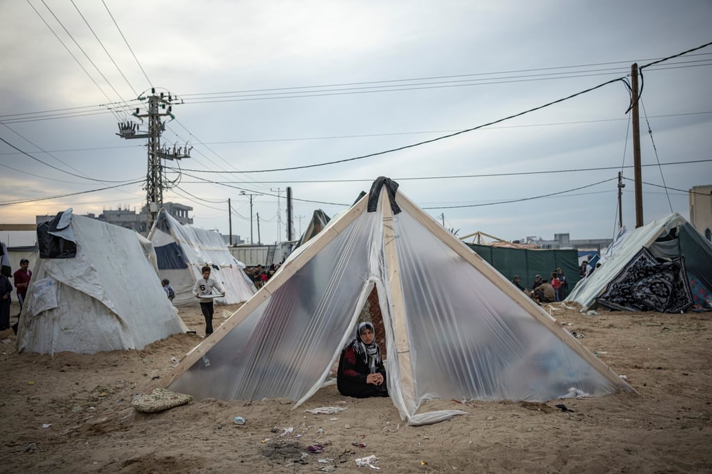 Tents provide little protection from the coming winter’s cool, rainy weather. Photo: AP Tents provide little protection from the coming winter’s cool, rainy weather. Photo: AP