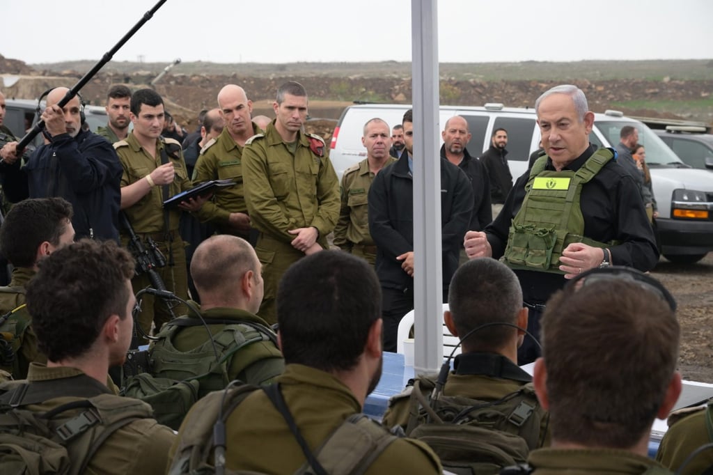 Israel’s Prime Minister Benjamin Netanyahu visiting troops. Photo: Amos Ben-Gershom via dpa