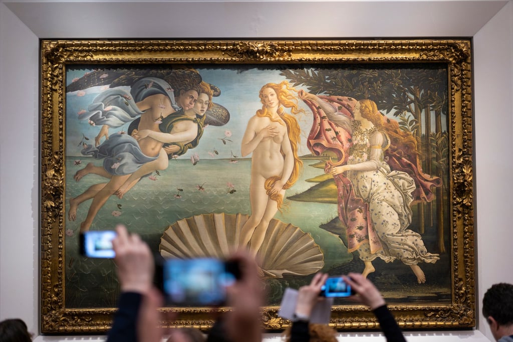 Tourist hands lift mobile phones to snap photos of Birth of Venus, a Renaissance masterpiece by Botticelli, in Italy’s Uffizi Gallery. Photo: Shutterstock