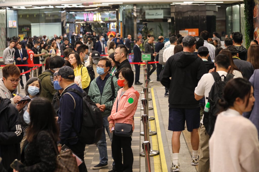 Potential buyers queue up at V Walk in Nam Cheong for 350 units of Sun Hung Kai Properties’ Yoho West Phase 1. Photo: Xiaomei Chen Potential buyers queue up at V Walk in Nam Cheong for 350 units of Sun Hung Kai Properties’ Yoho West Phase 1. Photo: Xiaomei Chen