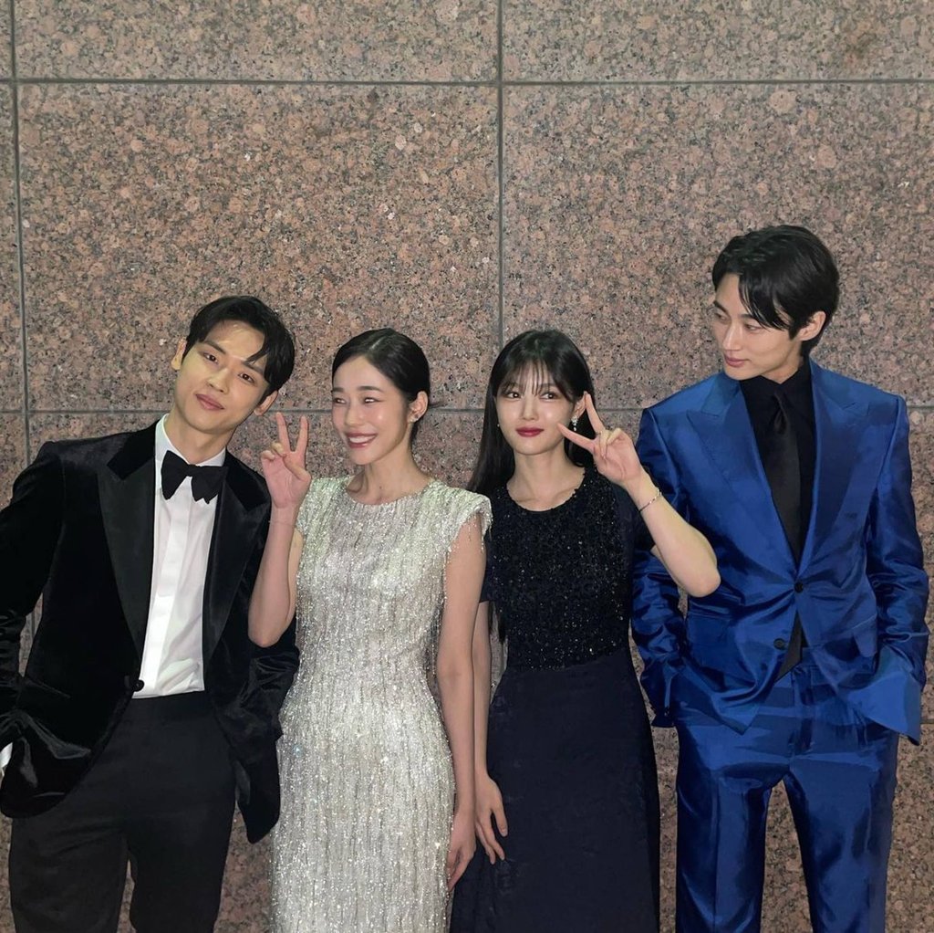 Kim Yoo-jung (second from right) poses at the Busan International Film Festival in October 2022 with her 20th Century Girl co-stars (from left) Park Jung-woo, Roh Yoon-seo and Byeon Woo-seok.