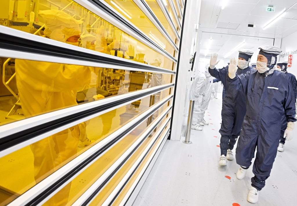 South Korean President Yoon Suk-yeol and Dutch King Willem-Alexander toured a clean room manufacturing facility at the ASML headquarters. Photo: EPA-EFE South Korean President Yoon Suk-yeol and Dutch King Willem-Alexander toured a clean room manufacturing facility at the ASML headquarters. Photo: EPA-EFE