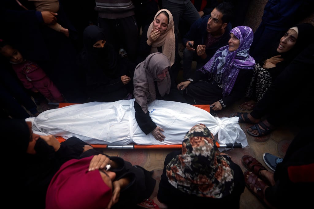Palestinians mourn relatives killed in an Israeli bombardment of the Gaza Strip outside a morgue in Khan Younis on Monday. Photo: AP Palestinians mourn relatives killed in an Israeli bombardment of the Gaza Strip outside a morgue in Khan Younis on Monday. Photo: AP