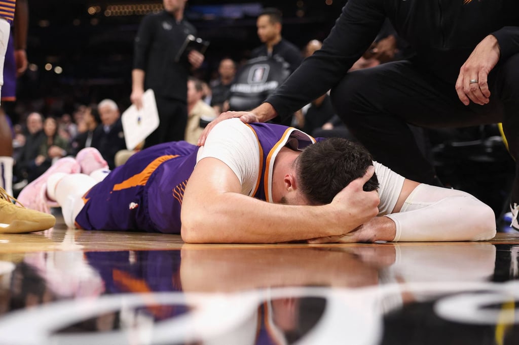 Jusuf Nurkic lies on the court after being fouled by Draymond Green. Photo: Getty Images Jusuf Nurkic lies on the court after being fouled by Draymond Green. Photo: Getty Images