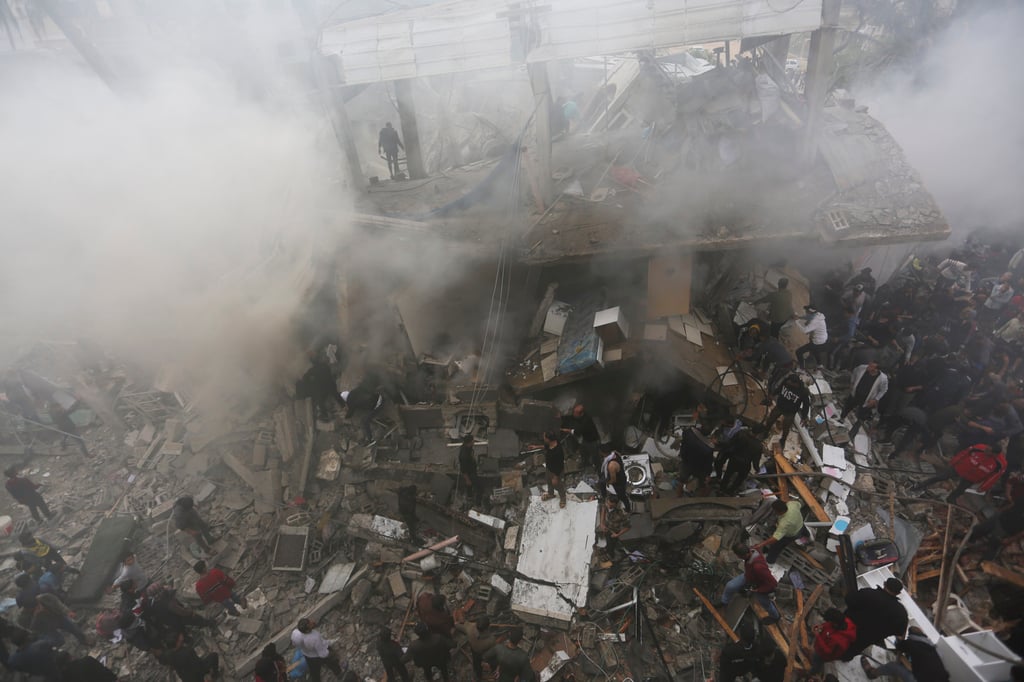 Palestinians look for the survivors of an Israeli strike in Rafah, Gaza Strip on Thursday. Photo: AP Palestinians look for the survivors of an Israeli strike in Rafah, Gaza Strip on Thursday. Photo: AP