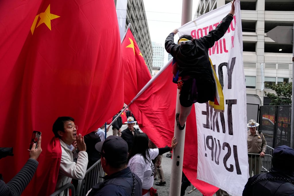 Supporters and critics of Chinese President Xi Jinping converge outside the Asia-Pacific Economic Cooperation summit in San Francisco on Nov. 15. A congressional commission has asked the US Justice Department to investigate the role of the Chinese government after anti-Beijing protesters claimed they were beaten and harassed. Photo: AP