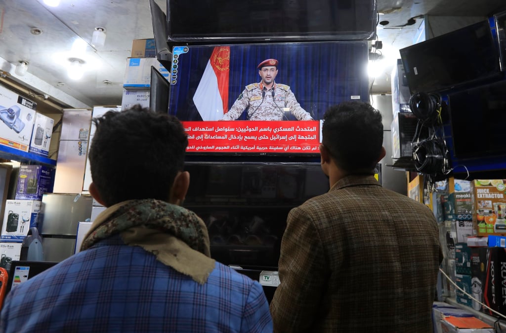 Yemenis watch a televised statement by Houthis military spokesman Yahya Saree. Photo: EPA-EFE Yemenis watch a televised statement by Houthis military spokesman Yahya Saree. Photo: EPA-EFE
