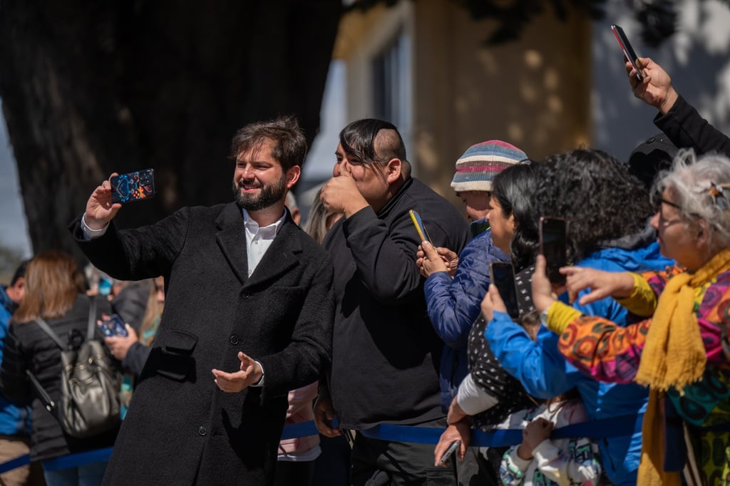Chilean President Gabriel Boric poses for a photo with a citizen after voting in the referendum. Photo: Presidency of Chile via EPA-EFE Chilean President Gabriel Boric poses for a photo with a citizen after voting in the referendum. Photo: Presidency of Chile via EPA-EFE