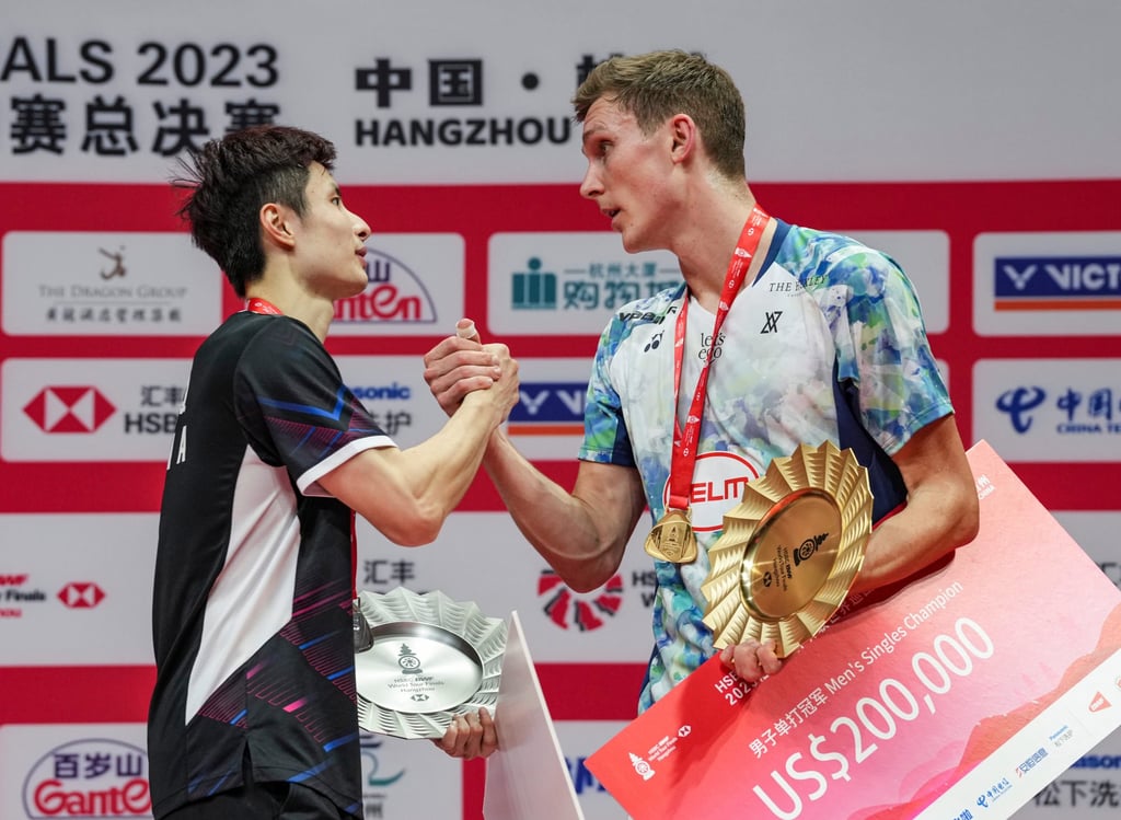 Viktor Axelsen shakes hands with Shi Yuqi after winning the men’s final in Hangzhou. Photo: Xinhua