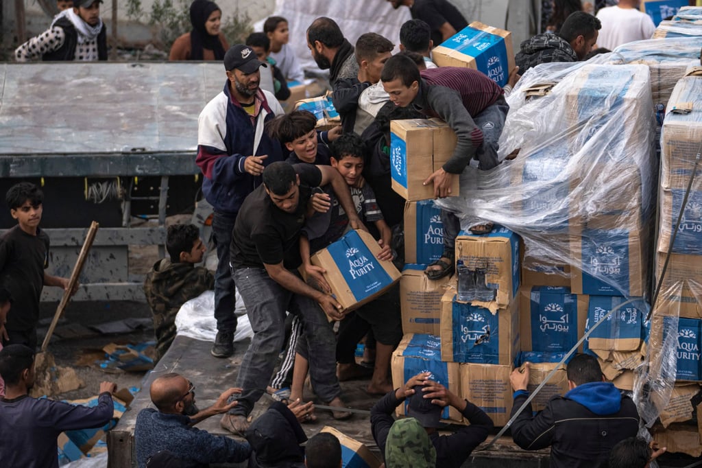 Palestinians loot a humanitarian aid truck in Gaza. Photo: AP Palestinians loot a humanitarian aid truck in Gaza. Photo: AP