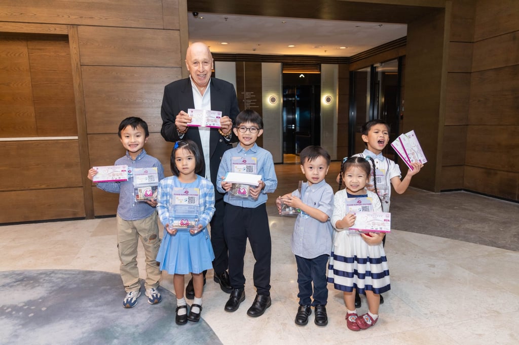 Allan Zeman, a leading Hong Kong businessman and long-time supporter of Hong Kong Adventist Hospital Foundation, buys raffle tickets from young volunteers at October’s fundraising gala dinner.