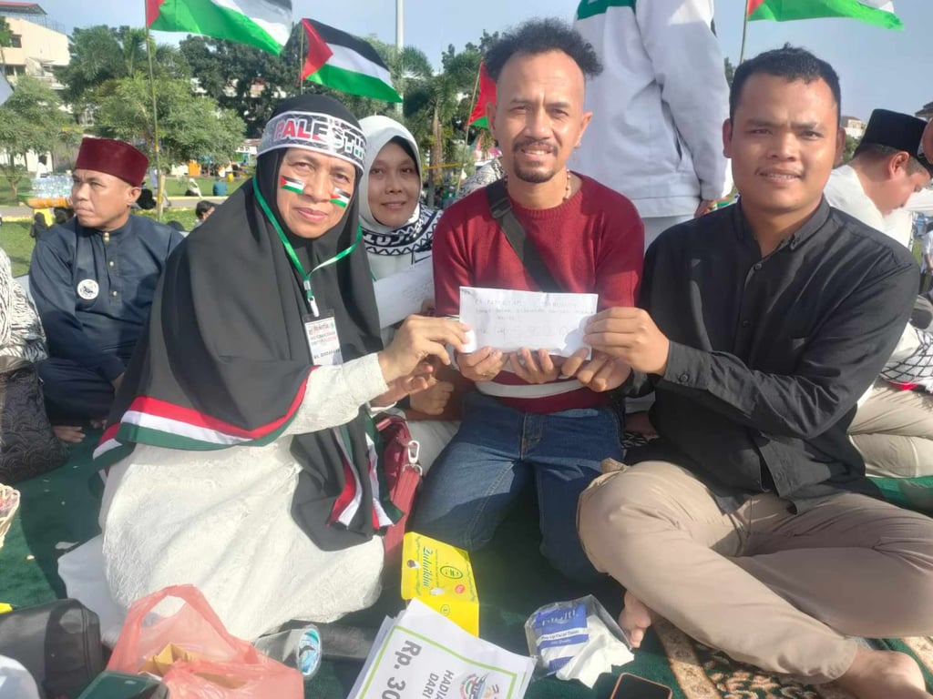 Bonefasius Olda Bombang (middle, in red), a Catholic living in Lubuk Pakam, attending the rally in Medan on December 10. Photo: Tonggo Simangunsong Bonefasius Olda Bombang (middle, in red), a Catholic living in Lubuk Pakam, attending the rally in Medan on December 10. Photo: Tonggo Simangunsong