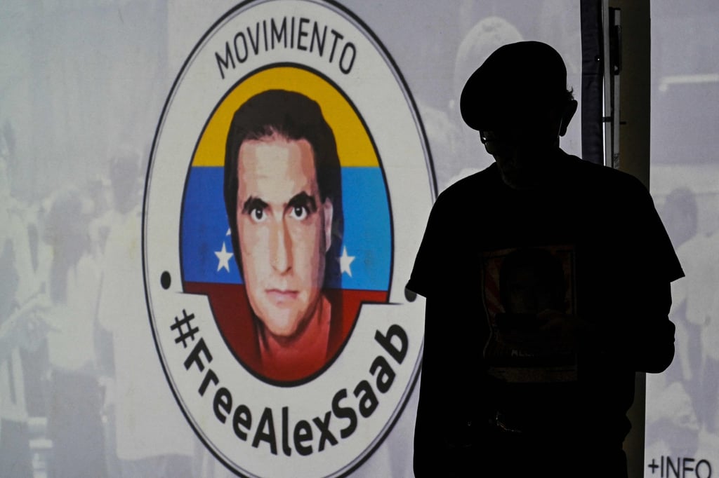 An activist from the “FreeAlexSaab” movement stands in front of an image of the Venezuelan businessman in Caracas in August 2022. Photo: AFP An activist from the “FreeAlexSaab” movement stands in front of an image of the Venezuelan businessman in Caracas in August 2022. Photo: AFP