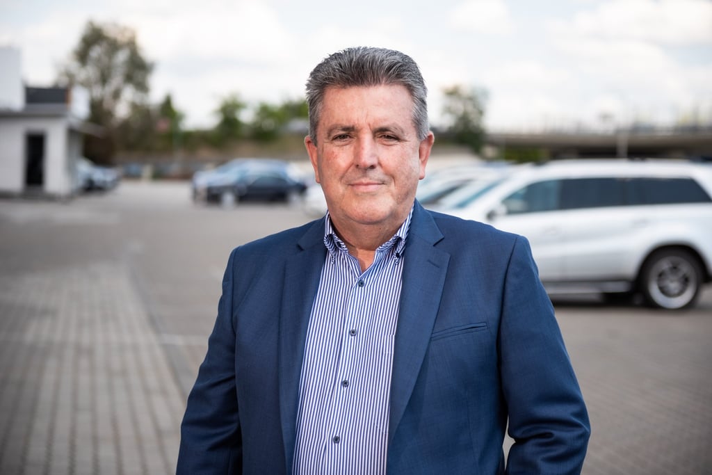 János Tálosi, EWG’s CEO, turned to Huawei to realise his vision for a logistics terminal where cranes can be operated remotely. János Tálosi, EWG’s CEO, turned to Huawei to realise his vision for a logistics terminal where cranes can be operated remotely.