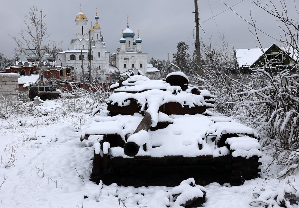 A destroyed Russian tank is seen covered by snow in Svyatohirsk town, Donetsk region, in November. Photo: TNS A destroyed Russian tank is seen covered by snow in Svyatohirsk town, Donetsk region, in November. Photo: TNS