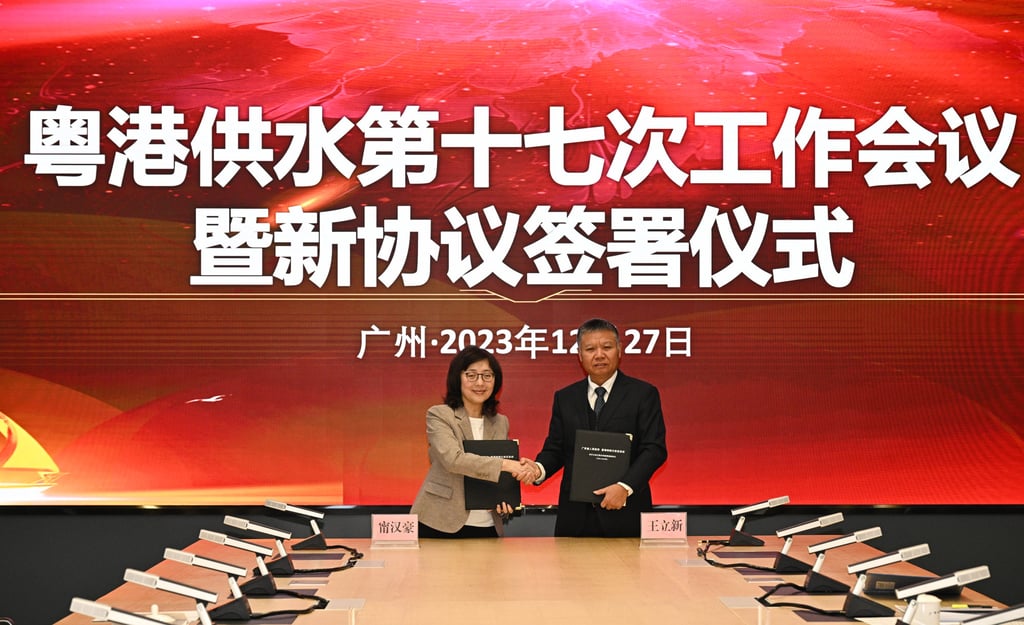 Secretary for Development Bernadette Linn signs a new water supply deal with Wang Lixin, director general of Guangdong province’s Water Resources Department. Photo: Handout