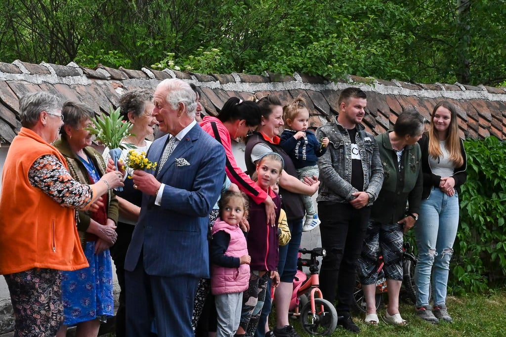 King Charles receives flowers from locals as he arrives at his estate in Valea Zalanului (Zalan Valley), eastern Transylvania, Romania, on June 2. Photo: EPA-EFE King Charles receives flowers from locals as he arrives at his estate in Valea Zalanului (Zalan Valley), eastern Transylvania, Romania, on June 2. Photo: EPA-EFE