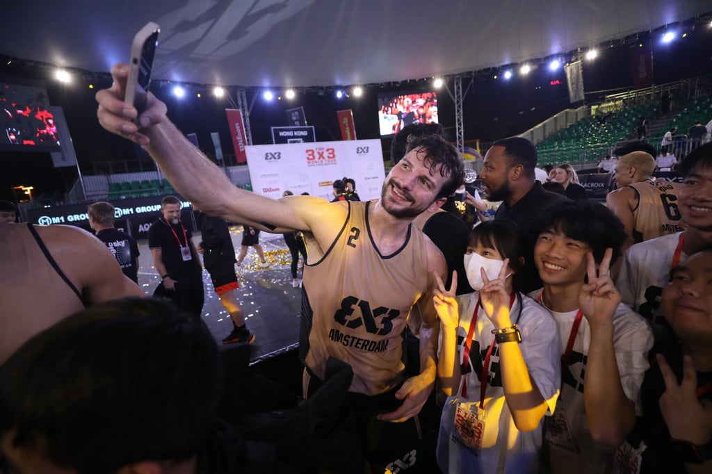 Amsterdam HiPRO’s Julian Jaring takes a selfie with fans after his side won the 2023 Hong Kong Masters at Victoria Park in Causeway Bay. Photo: Xiaomei Chen Amsterdam HiPRO’s Julian Jaring takes a selfie with fans after his side won the 2023 Hong Kong Masters at Victoria Park in Causeway Bay. Photo: Xiaomei Chen