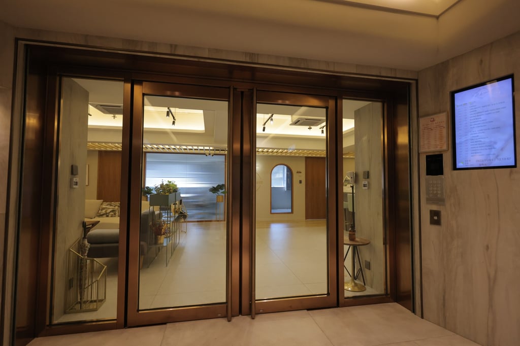 Two women were arrested during raids on several branches of an aesthetic centre in November after five customers suffered a bacterial infection in the wake of fat reduction procedures. Pictured is one of the clinics involved. Photo: Jelly Tse Two women were arrested during raids on several branches of an aesthetic centre in November after five customers suffered a bacterial infection in the wake of fat reduction procedures. Pictured is one of the clinics involved. Photo: Jelly Tse